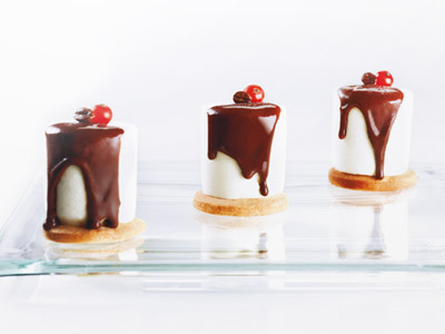 Express-Vanilleeistörtchen mit Mürbeteigboden und Kern aus Kaffee-Ganache.